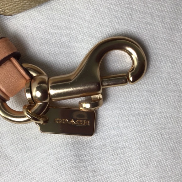 Coach Strawberry Sunglass Case Signature Canvas Khaki Turnlock - Picture 2 of 8